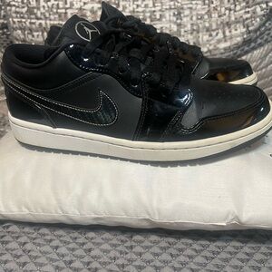 Jordan Men's Black and White Sneakers